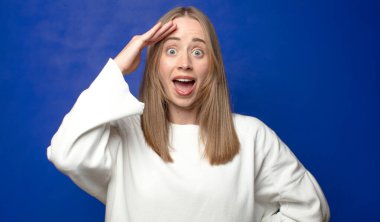 Mutlu, şaşkın ve şaşırmış görünüyor, gülümsüyor ve inanılmaz ve inanılmaz iyi haberleri fark ediyor.