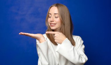 Gülümseyen, mutlu hisseden, tasasız ve memnun olan, fotokopi alanındaki konsepte ya da fikre işaret eden