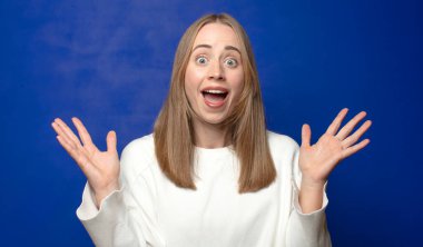 Mutlu, heyecanlı, şaşırmış ya da şok olmuş, gülümseyen ve hayrete düşmüş.