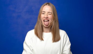 Neşeli, kaygısız, asi tavırlı, şakacı ve dilsiz, eğlenen