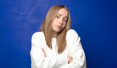 Omuz silkmek, kafası karışık ve kararsız hissetmek, kolları çapraz ve şaşkın bir bakış ile şüpheye düşmek