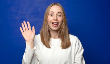 Mutlu ve mutlu bir şekilde gülümseyen, el sallayan, seni selamlayan, ya da hoşça kal diyen