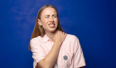 Yorgun, stresli, endişeli, hayal kırıklığına uğramış ve depresyonda, sırtı ya da boynu ağrıyan