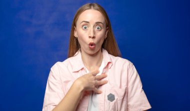 Şok olmuş, şaşırmış ve şaşırmış hissediyorum, ellerim göğsümde ve ağzım açık, kim olduğumu söylüyorum, ben?