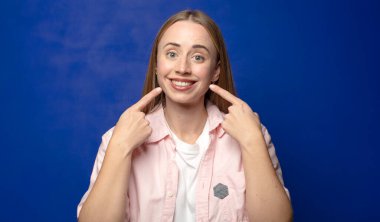 Kendine güvenen gülümseme, geniş gülümseme, pozitif, rahat, tatmin olmuş tavır.