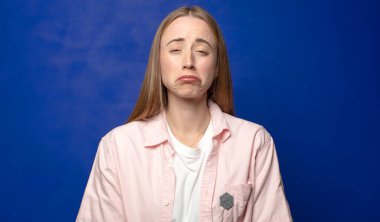 Üzgün ve mızmız hissediyorum, mutsuz bir bakışla, olumsuz ve hayal kırıklığına uğramış bir tavırla ağlıyorum.