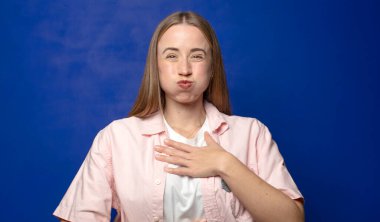 Aptal, çılgın, şaşırmış bir ifadeyle, yanakları şişmiş, içi doldurulmuş, şişman ve yemekle dolu.