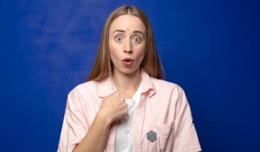 Şok olmuş ve şaşırmış bir halde, ağzı açık, kendini işaret eden.