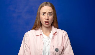 Korkmuş ve şok olmuş hissediyorum, ağzım açık şaşkınlıkla