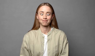 Stresli, mutsuz ve hayal kırıklığına uğramış hissediyorum. Alnıma dokunuyor ve şiddetli baş ağrısı çekiyorum.