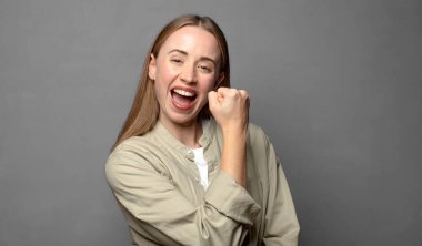 Mutlu, pozitif ve başarılı hissetmek, bir meydan okumayla karşılaştığında motive olmak ya da iyi sonuçları kutlamak