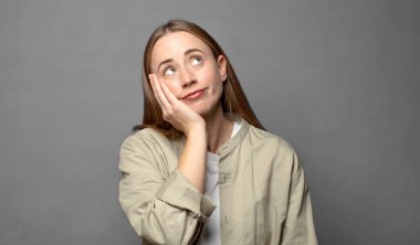 Sıkıldım, hayal kırıklığına uğradım ve uykum geldi. Yorucu, sıkıcı ve can sıkıcı bir işin ardından ellerimle yüzümü tuttum.