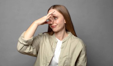 İğrenç ve nahoş bir kokuyu koklamamak için burnumu tutarak tiksiniyorum.