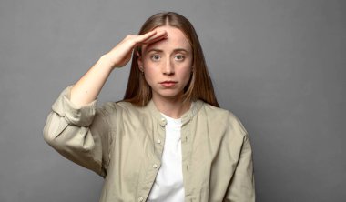 Kamerayı onur ve vatanseverlik adına askeri bir selamlama ile selamlamak, saygı göstermek.