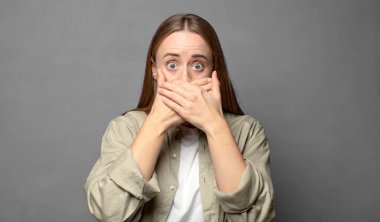 Şok olmuş, şaşırmış bir ifadeyle ağzı kapalı, sır saklayan ya da 