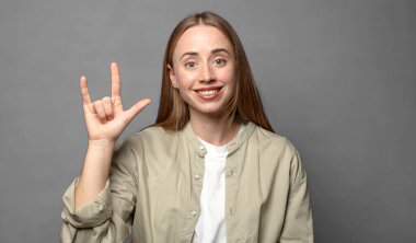 Mutlu, eğlenceli, kendinden emin, pozitif ve isyankar hissediyorum, elle kaya ya da heavy metal işareti yapıyorum.