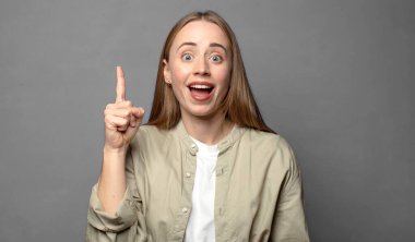 Bir fikri fark ettikten sonra mutlu ve heyecanlı bir dahi gibi hissetmek, neşeli bir şekilde parmak kaldırmak, eureka!