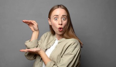 Neşeli ve şaşırmış hissediyorum, şok olmuş bir ifadeyle gülümsüyorum ve bir şey tutuyorum.