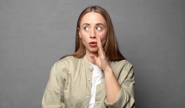 Şok oldum ve ağzım açık inanmamak için yüz yüze sarıldım.