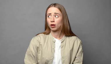 Şaşırmış ve şaşırmış hissediyordum. Şaşırmış ve ağzı açık bir bakışla yan taraftaki boşluğu kopyalamak istiyordum.