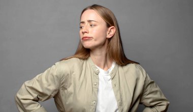 Üzgün ve stresli hissediyorum, kötü bir sürpriz yüzünden üzgün, olumsuz, endişeli bir bakışla