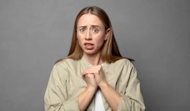 Endişeli, stresli, endişeli ve korkmuş, panikleyen ve dişlerini sıkan