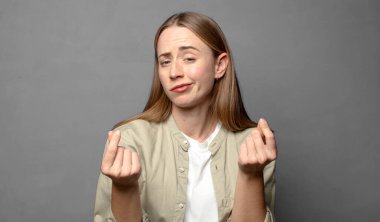 Üzgün ve stresli hissediyorum, para yok, negatif ve endişeli bir bakışla