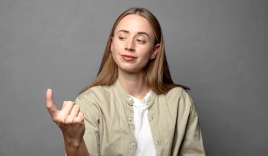 Mutlu, başarılı ve kendinden emin hissetmek, bir meydan okumayla yüzleşmek ve 