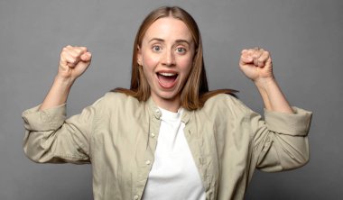 Mutlu, tatmin olmuş ve güçlü hissediyorum, kaslı ve formda, spor salonundan sonra güçlü görünüyor.