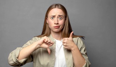 Kafası karışık, bilgisiz ve kararsız hissediyorum, iyi ve kötünün farklı seçenekleri ya da seçenekleri tartıyorum.