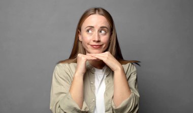 Düşünceli hissetmek, merak etmek ya da hayal etmek, hayal kurmak ve uzayı kopyalamak için yukarı bakmak.