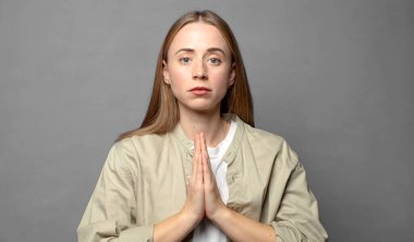 Endişeli, umutlu ve dindar hissediyorum, avuç içleriyle inançla dua ediyorum, af diliyorum.