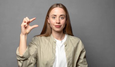 Bir nesneyi tutmak, göstermek, sunmak ya da reklam vermek küçük bir şeydir.