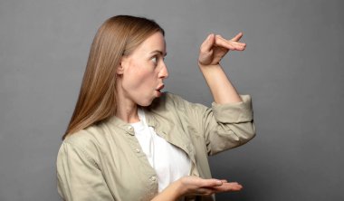 Bir nesneyi iki eliyle fotokopi alanında tutmak, bir nesneyi göstermek, sunmak veya reklamını yapmak