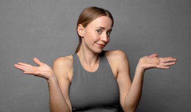 Kafası karışmış, kafası karışmış, şüpheci, farklı seçenekleri tartıyor ya da seçiyor. fitness konsepti