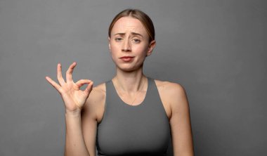 Mutlu, rahat ve tatmin olmuş hissediyorum. Onayını iyi bir hareketle gösteriyorum. Gülümsüyorum. fitness konsepti