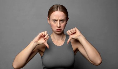 Üzgün, hayal kırıklığına uğramış ya da kızgın görünüyor, anlaşmazlıkta parmaklarını gösteriyor, hayal kırıklığına uğramış hissediyor. fitness konsepti