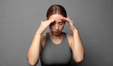 Yoğunlaşmış, düşünceli ve ilham verici, beyin fırtınası ve hayal gücü. fitness konsepti