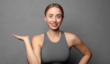 Gülümseyen, kendinden emin, başarılı ve mutlu hisseden, fotokopi alanında fikir ve konsepti gösteren. fitness konsepti