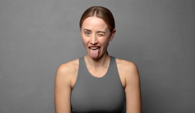 Neşeli, kaygısız, asi tavırlı, şakacı ve dilsiz, eğlenen. fitness konsepti