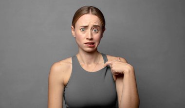 Stresli, endişeli, yorgun ve hayal kırıklığına uğramış, gömleğini çekmiş, sorunlu görünüyor. fitness konsepti