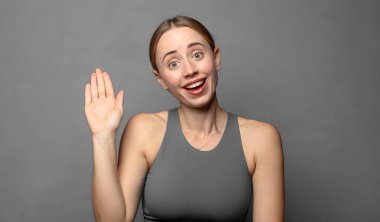 Mutlu ve neşeyle gülümseyen, el sallayan, seni selamlayan, ya da hoşça kal diyen. fitness konsepti