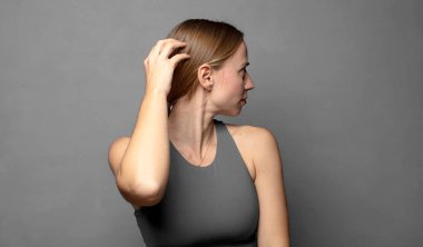 Düşünen ya da şüphe duyan, kafasını kaşıyan, kafası karışmış ve kafası karışmış hisseden, arka ya da arka plan. fitness konsepti