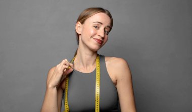 Kibirli, başarılı, pozitif ve gururlu görünüyor, kendini işaret ediyor. fitness konsepti