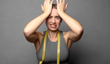 Unutulmuş bir teslim tarihi yüzünden paniklemek, stresli hissetmek, bir karmaşayı ya da hatayı örtbas etmek. fitness konsepti