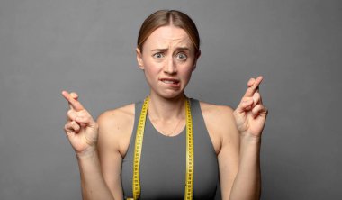 Tedirgin bir şekilde şans dilemek ve endişeli bir bakışla iyi şanslar dilemek. fitness konsepti