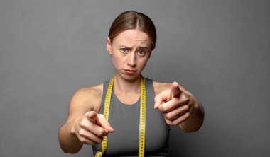 Kameraya iki parmağınla ve kızgın bir ifadeyle bakıp sana görevini yapmanı söylüyor. fitness konsepti