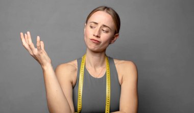 Kafası karışmış ve bilgisiz hissediyorum, şüpheli bir açıklama ya da düşünceyi merak ediyorum. fitness konsepti