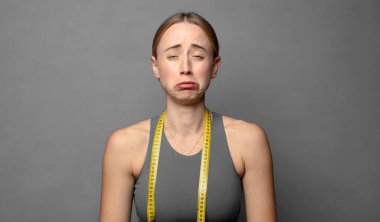 Üzgün ve mızmız hissediyorum, mutsuz bir bakışla, olumsuz ve hayal kırıklığına uğramış bir tavırla ağlıyorum. fitness konsepti