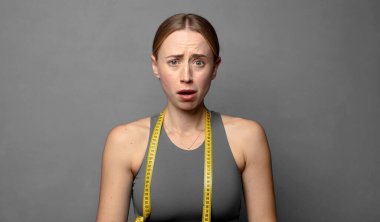 Korkmuş ve şok olmuş hissediyorum, ağzım açık ve şaşkınım. fitness konsepti